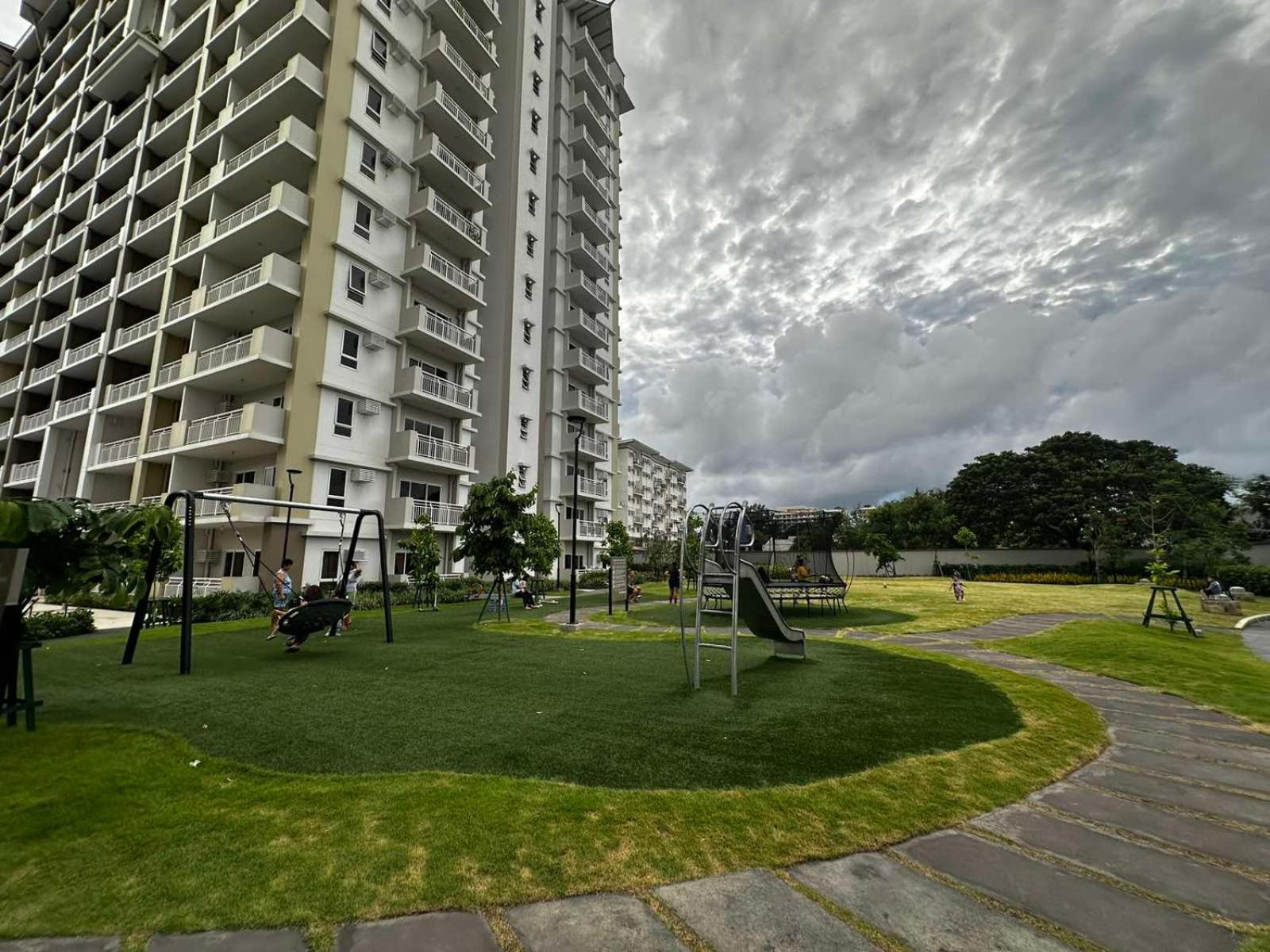 2 Bedroom Condo Unit Near Sm Bf & Naia At The Atherton By Dmci With 2 Balcony Paranaque City Extérieur photo