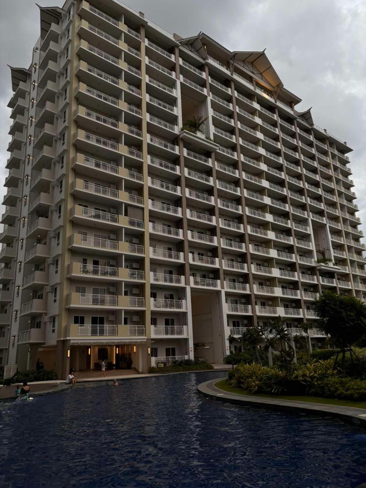 2 Bedroom Condo Unit Near Sm Bf & Naia At The Atherton By Dmci With 2 Balcony Paranaque City Extérieur photo