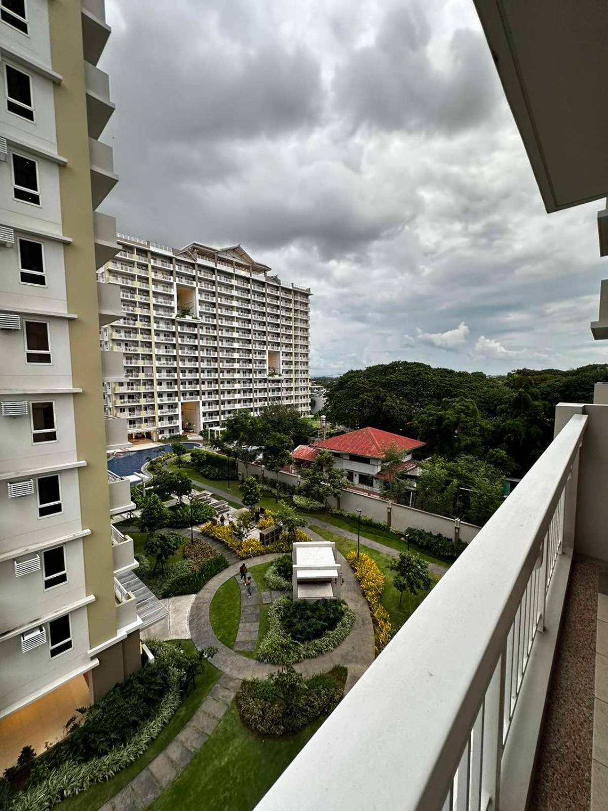 2 Bedroom Condo Unit Near Sm Bf & Naia At The Atherton By Dmci With 2 Balcony Paranaque City Extérieur photo