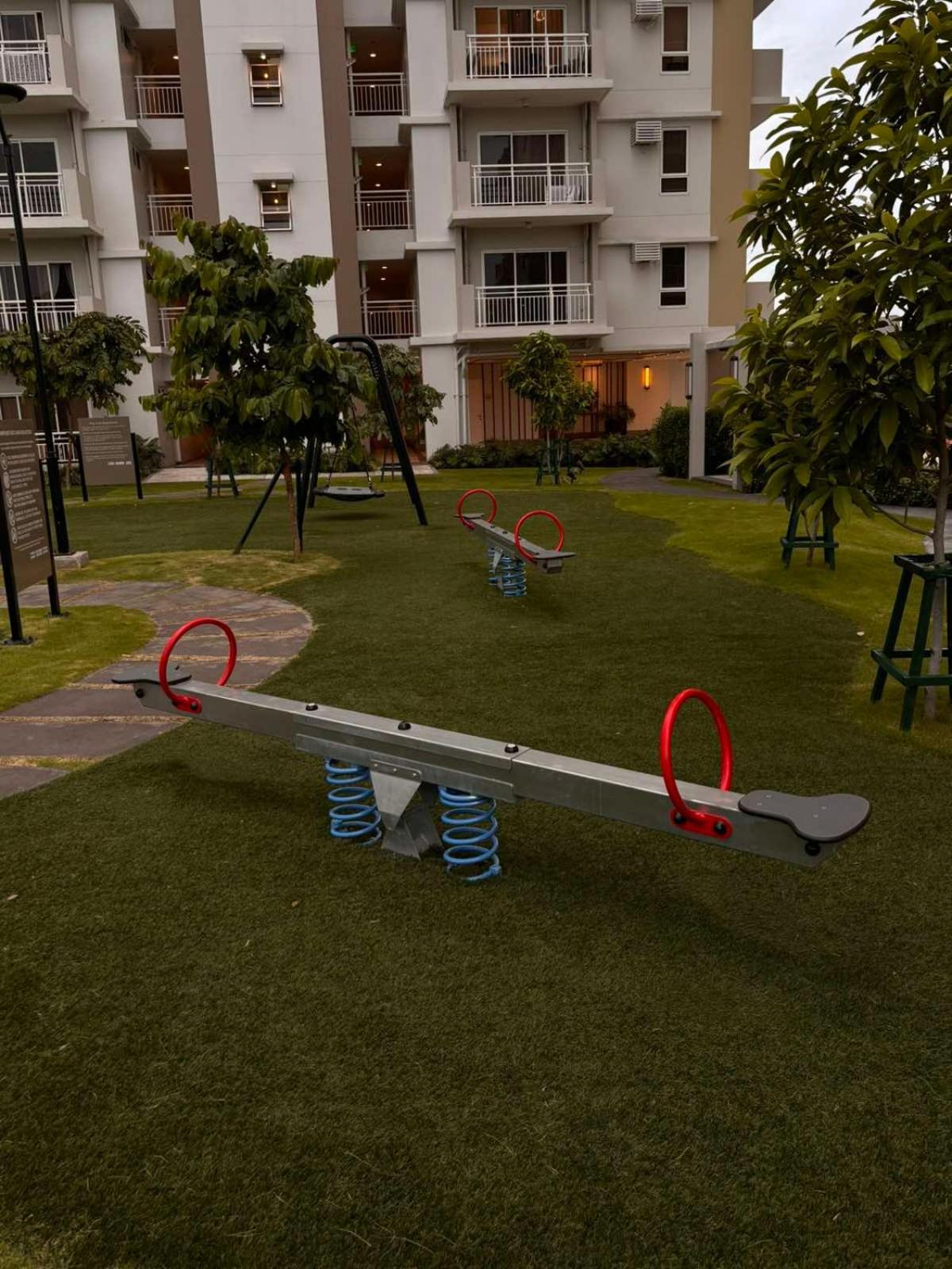 2 Bedroom Condo Unit Near Sm Bf & Naia At The Atherton By Dmci With 2 Balcony Paranaque City Extérieur photo