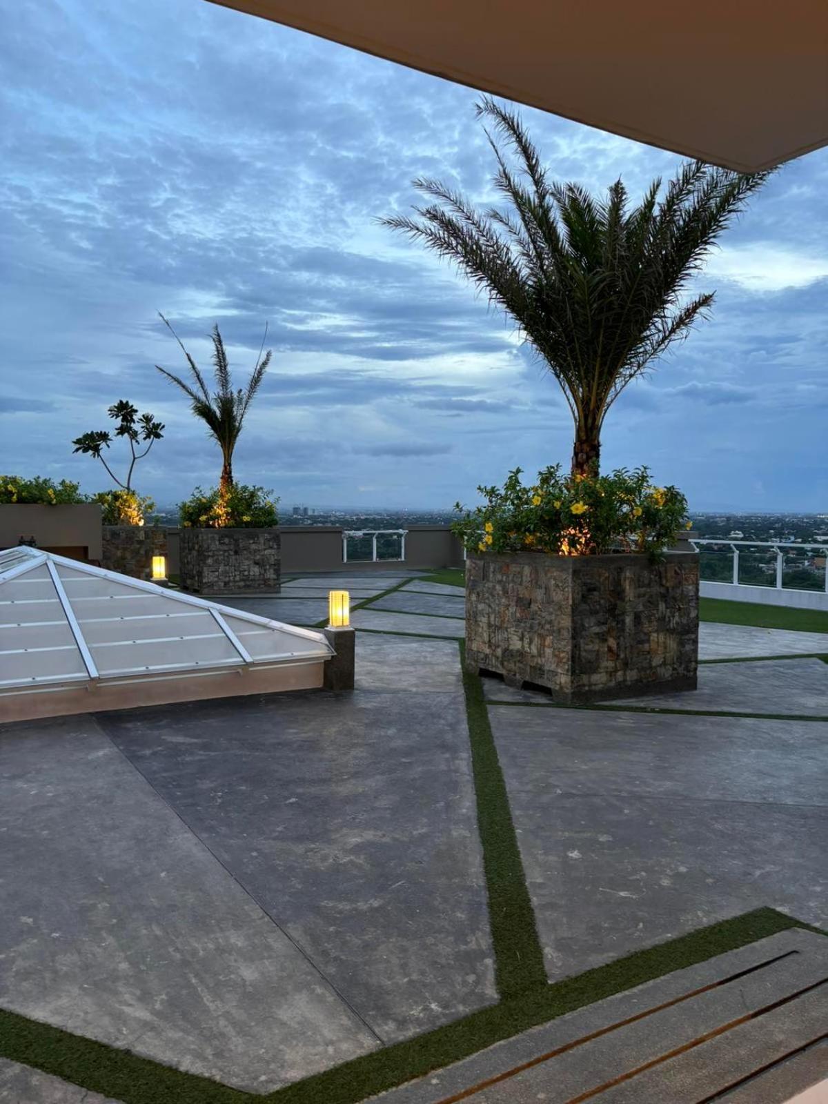 2 Bedroom Condo Unit Near Sm Bf & Naia At The Atherton By Dmci With 2 Balcony Paranaque City Extérieur photo