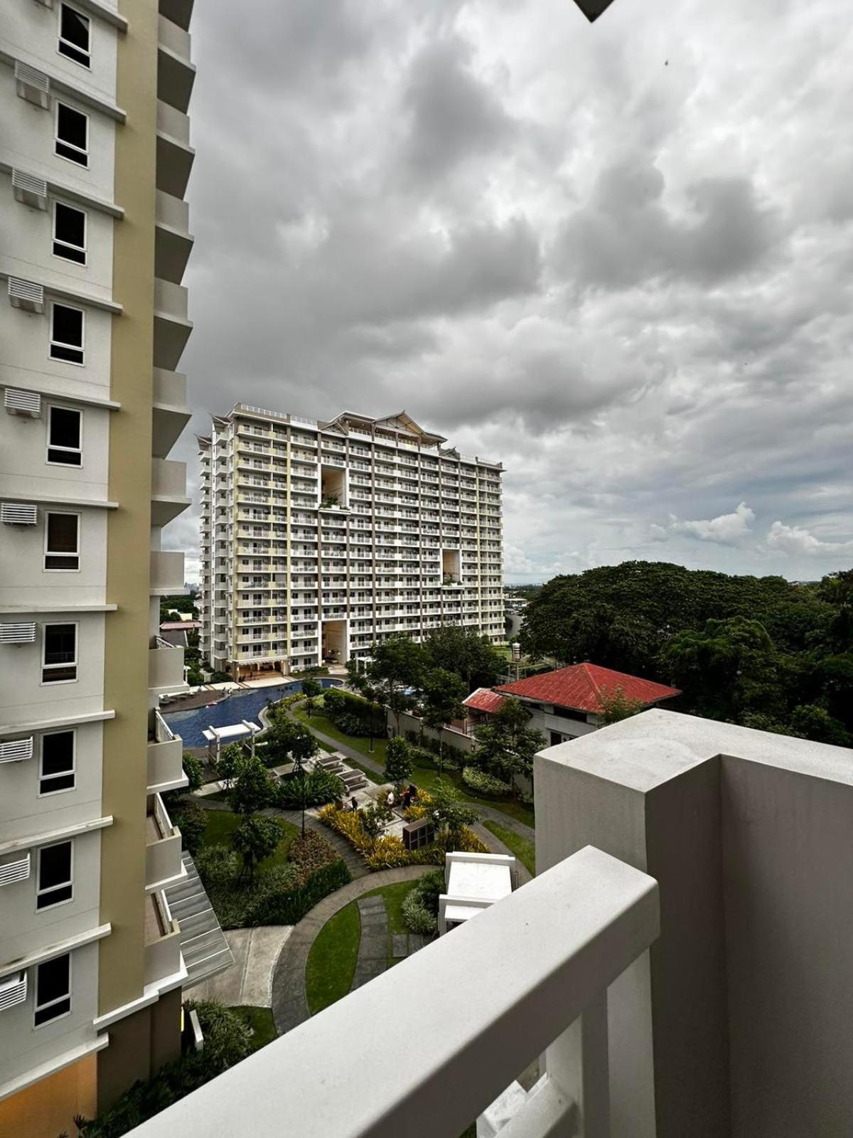 2 Bedroom Condo Unit Near Sm Bf & Naia At The Atherton By Dmci With 2 Balcony Paranaque City Extérieur photo