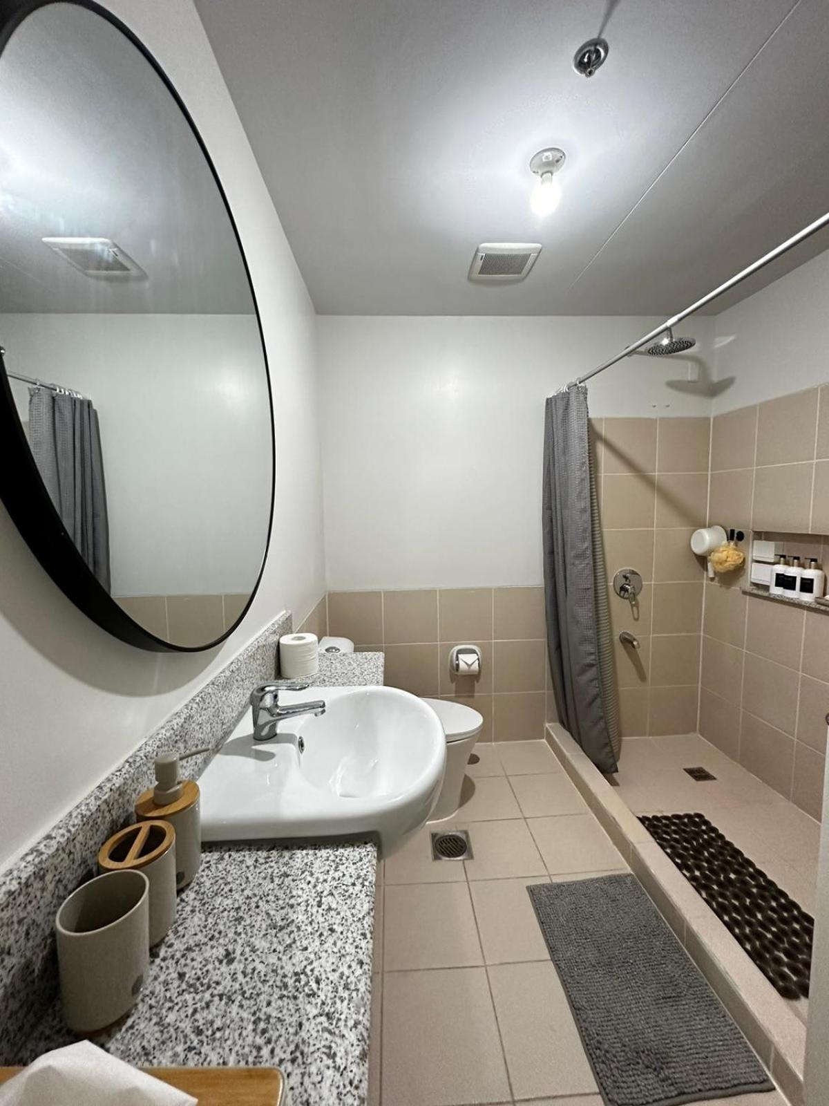 2 Bedroom Condo Unit Near Sm Bf & Naia At The Atherton By Dmci With 2 Balcony Paranaque City Extérieur photo