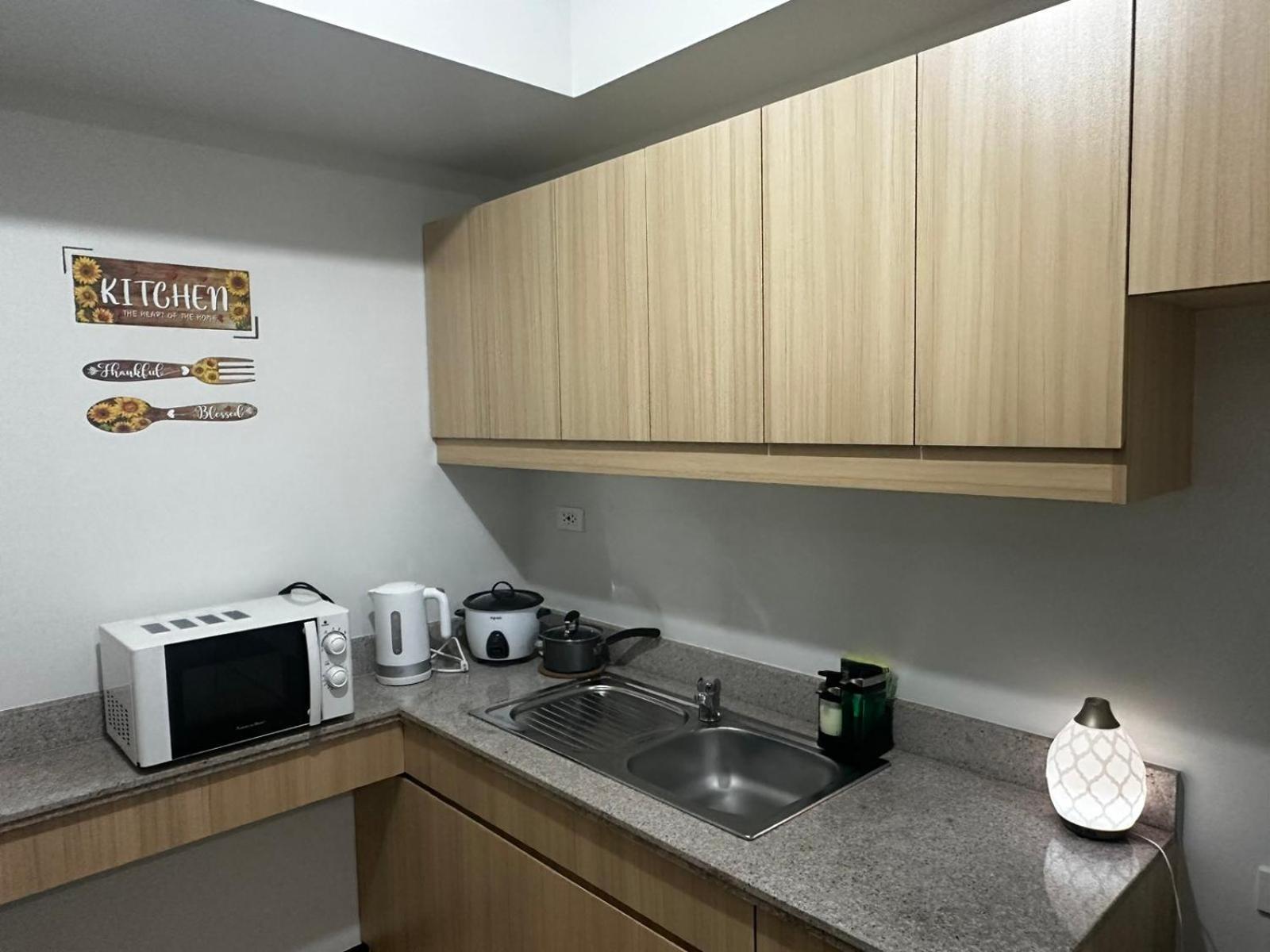 2 Bedroom Condo Unit Near Sm Bf & Naia At The Atherton By Dmci With 2 Balcony Paranaque City Extérieur photo