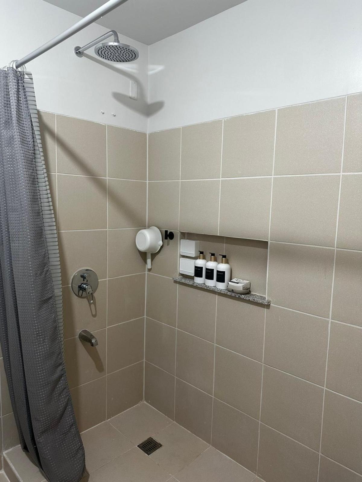 2 Bedroom Condo Unit Near Sm Bf & Naia At The Atherton By Dmci With 2 Balcony Paranaque City Extérieur photo